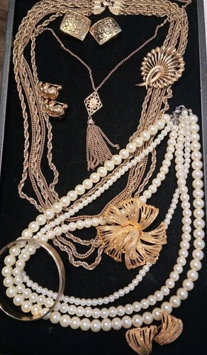 Gorgeous Vintage Gold Tone Jewelry Lot/Branded And Unbranded