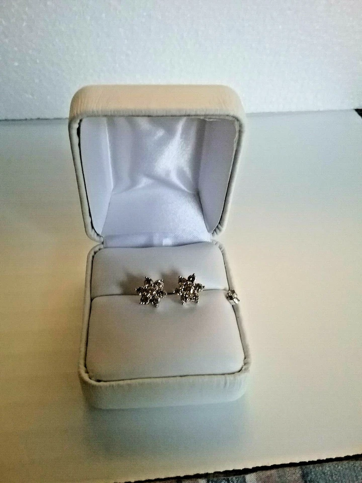 Tachuelas de diamantes con racimo de champán de oro de 14 K Foto 2 de 4