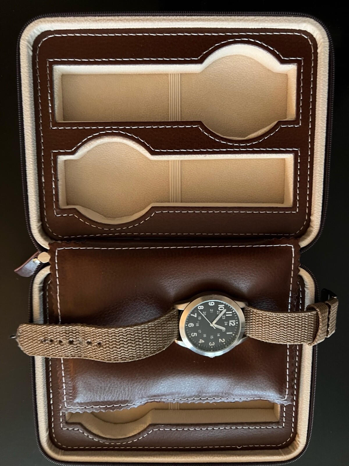 Coffret pour quatre montres marron élégant pour un cadeau d'anniversaire mémorable