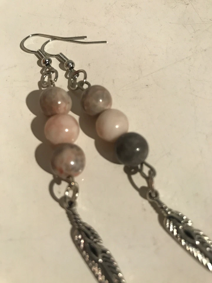 Pendientes largos de jaspe cebra rosa con plumas 309 Foto 3 de 4