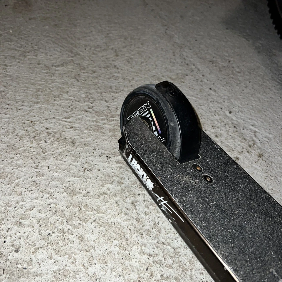 Lucky Scooter - TFOX (Tanner Fox) Firma Analógica Foto 3 de 4