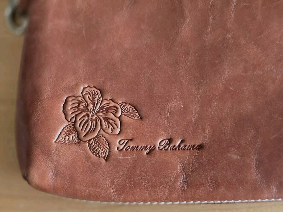 Muñequera Tommy Bahama de cuero marrón Foto 3 de 4