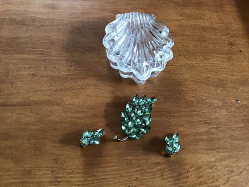 Vintage Emerald Green Brooch And Clip On Earrings/ Costume - Picture 5 of 5