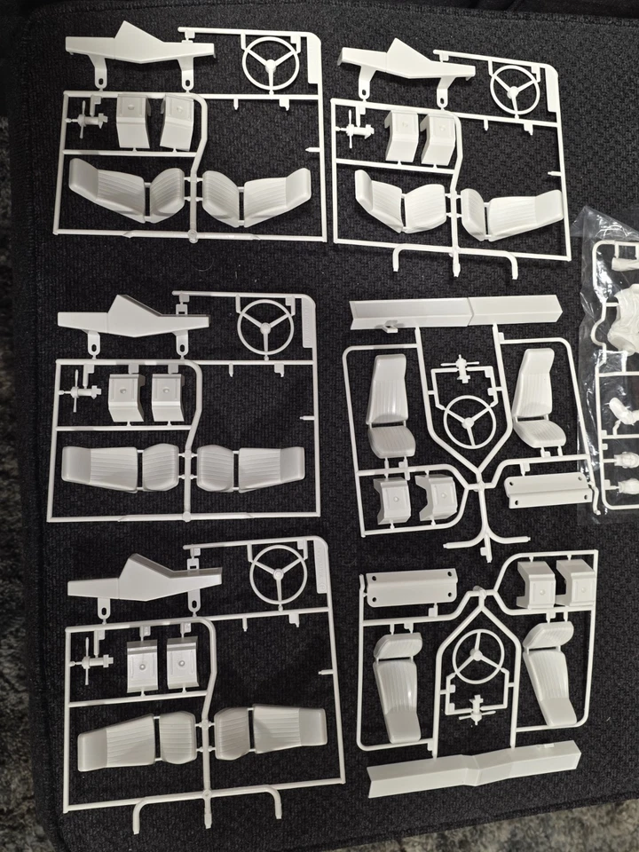 Tamiya 1/14 Globeliner,King/Grand/Knight Hauler Drivers/Interiors - Image 2 of 4