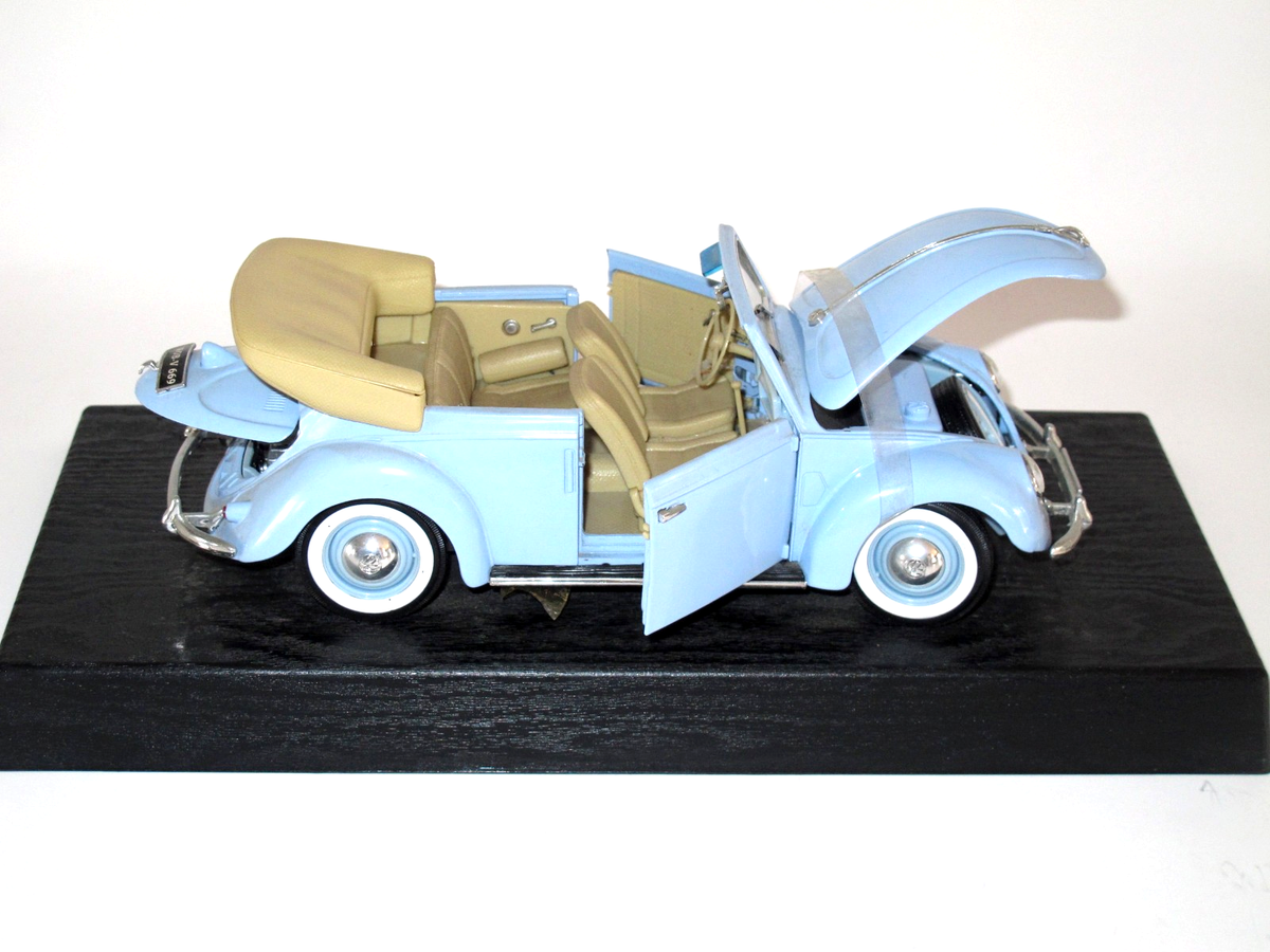 Maisto 1951 Sky Blue Volkswagen Cabriolet 1:18 Scale Special