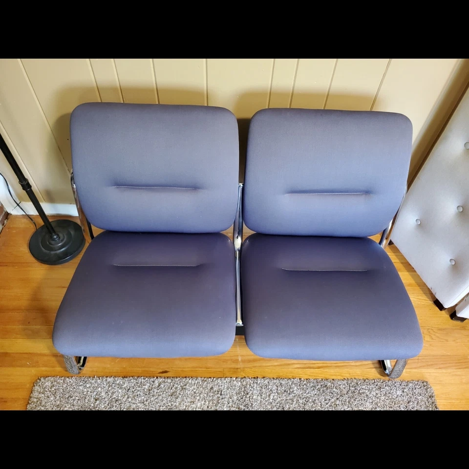 Sofá loveseat vintage moderno con base tubular cromada Foto 4 de 4