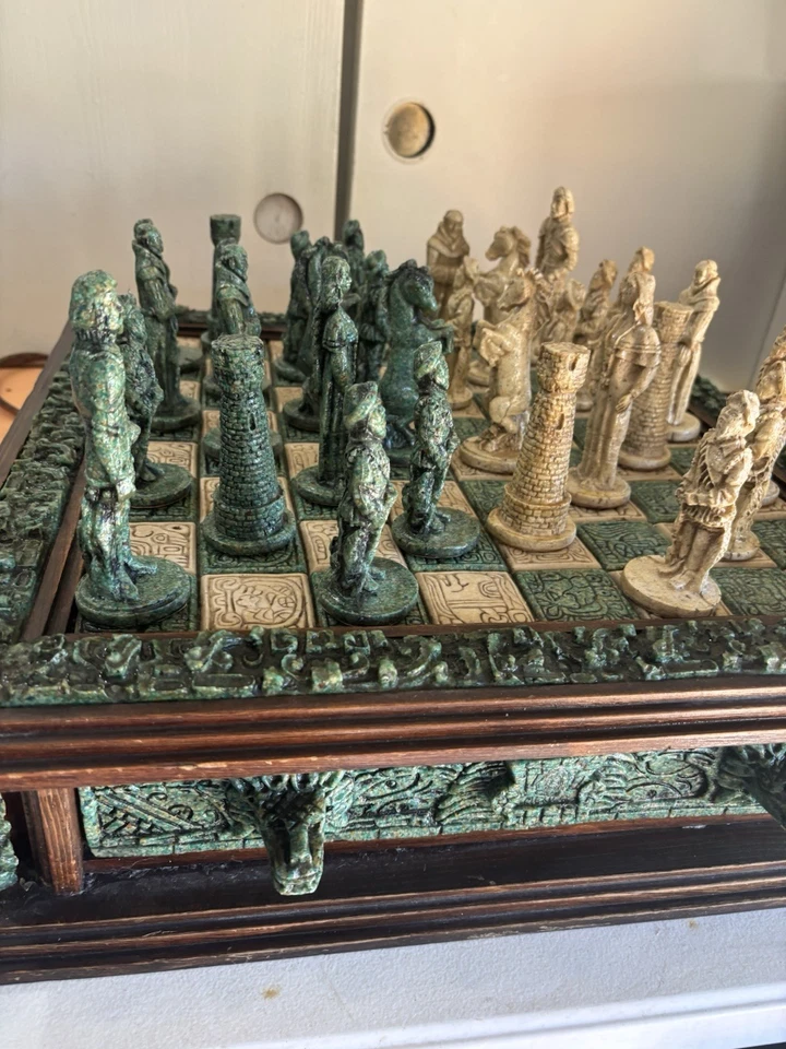 Calendario Maya Azteca Malaquita/Madera Verde Juego de Ajedrez Completo Excelente Estado De Colección Foto 3 de 4