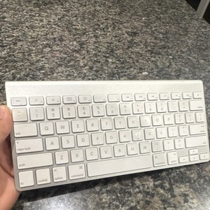 Apple A1314 Wireless Slim Keyboard Built-In Battery English QWERTY Silver/White
