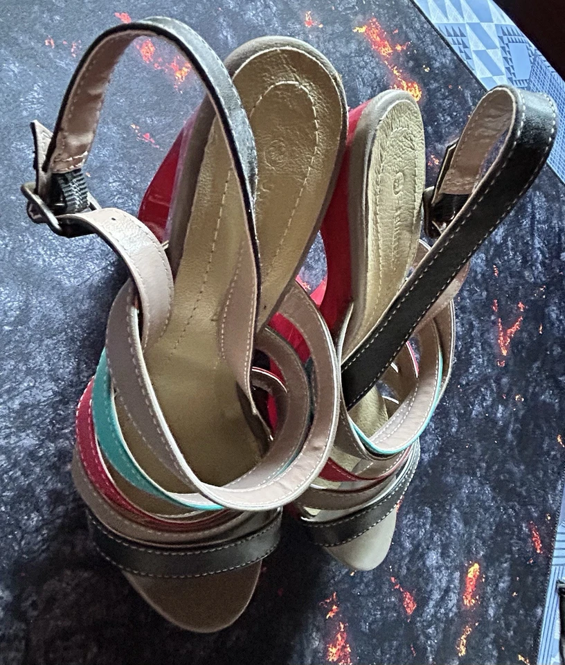 NEUF TRES JOLIES SANDALES 3 SUISSES MULTICOLORES TALONS COMPENSÉS ORIGINAUX T38 - Photo 2/4