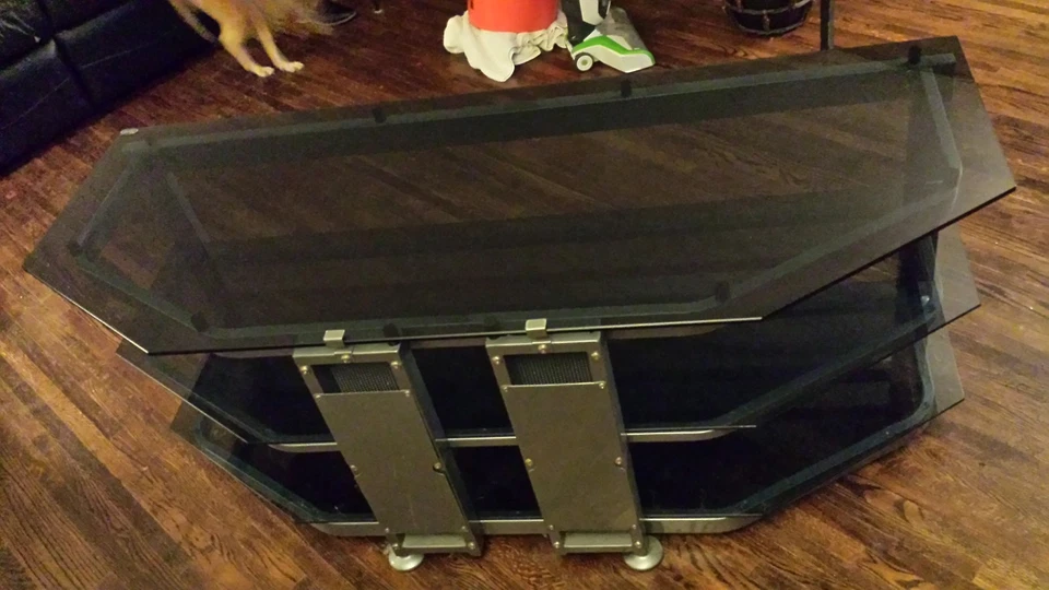 CENTRO DE ENTRETENIMIENTO BUSH INDUSTRIES, VIDRIO AHUMADO TEMPLADO Y ACERO Foto 3 de 4