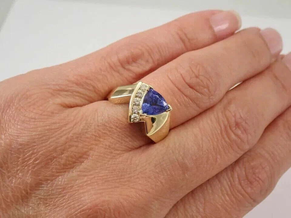 Anillo de compromiso solitario de tanzanita corte billón de 2,10 quilates acabado en oro amarillo de 14 k Foto 3 de 4