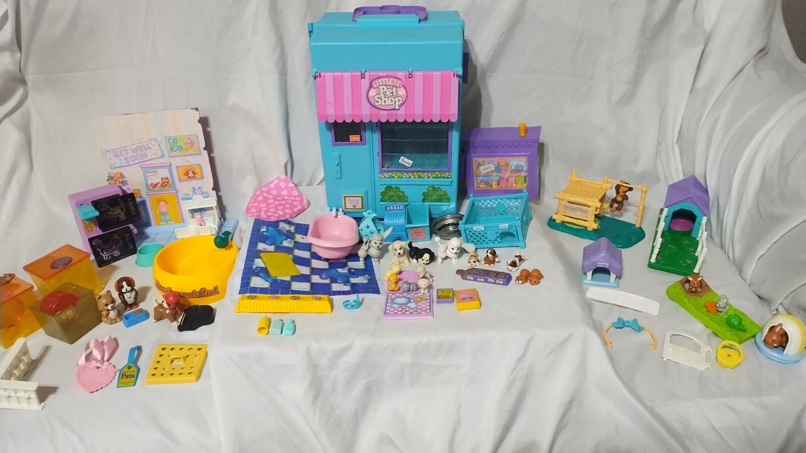 Littlest Pet Shop/Beethoven Kenner Case, Figures &amp; Accesories Lot, 1992-1994 