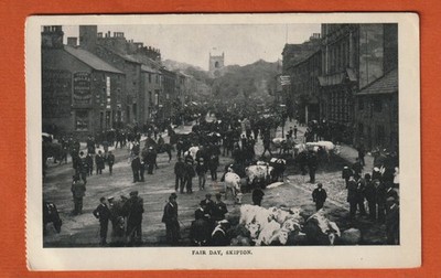 Frühe Postkarte, geschäftiger Jahrmarktstag in Skipton