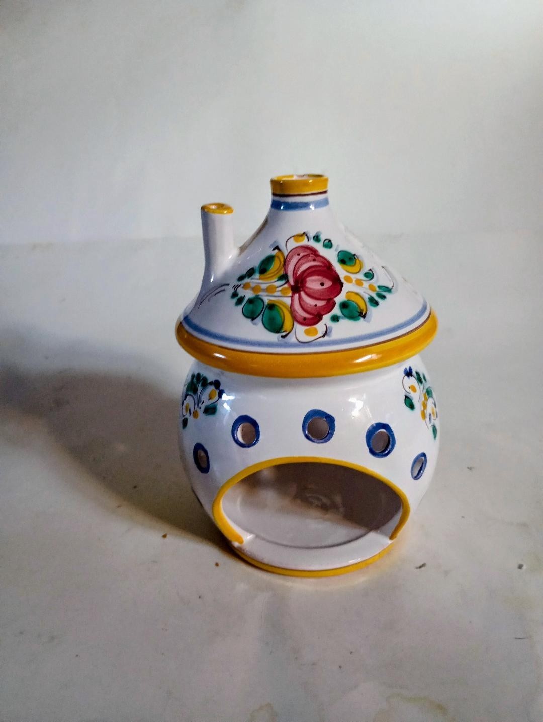 Ceramic tea light candle holder