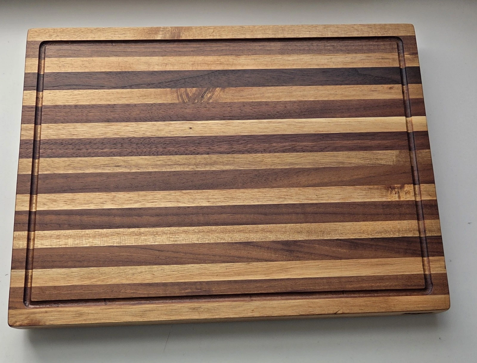 Hand made wood cutting hardwood acacia, walnut 14 3/4×11×1 1/4
Opens in a new window or tab