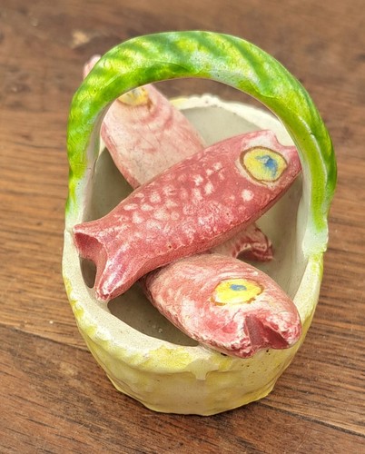 Antigua figura de cerámica de Sargadelos, canasto con peces - Imagen 2 de 4
