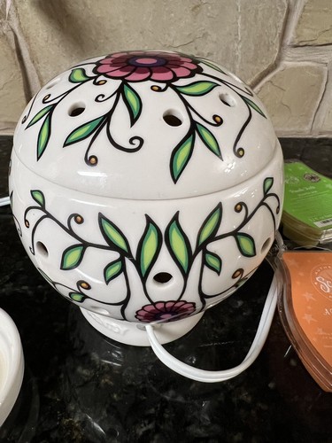 SCENTSY Calavera Sugar Skull Scented Wax Warmer W/ 2 Wax - Picture 5 of 14