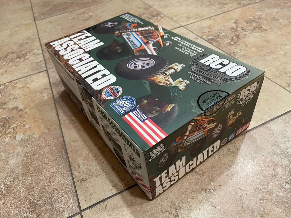 Team Associated RC-10 40th Anniversary Green Edition R/C Model Buggy  Kit - Image 3 of 4