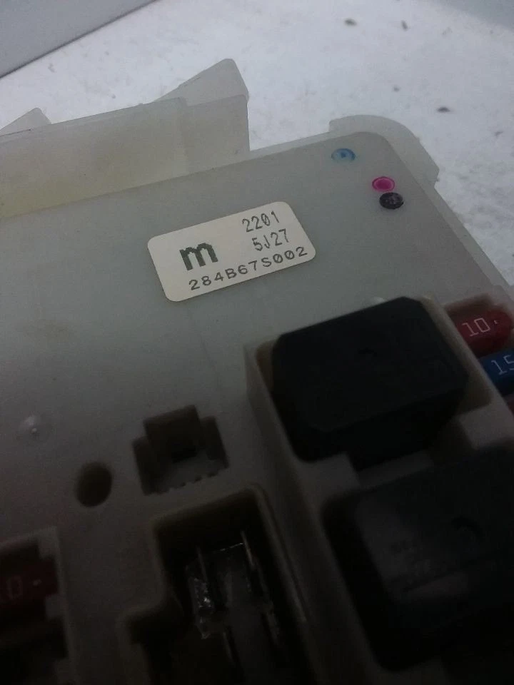 Caja de conexiones de fusibles IPDM 2006 Nissan Frontier 284B67S002 Foto 2 de 4