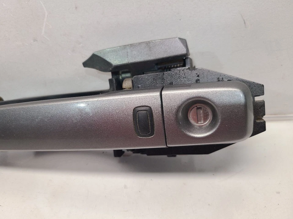 Manija exterior delantera izquierda para conductores Infiniti G35 (sedán) 2007-08 con entrada sin llave Foto 2 de 4