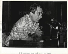 1981 Press Photo Gas Station Owner Pat Barr Speaks to City Council, Springfield