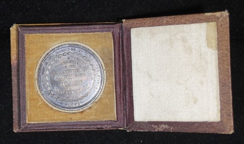 1876 Silver Centennial Commemorative Medal in Original Case OTQ2418/RAX - Picture 7 of 10