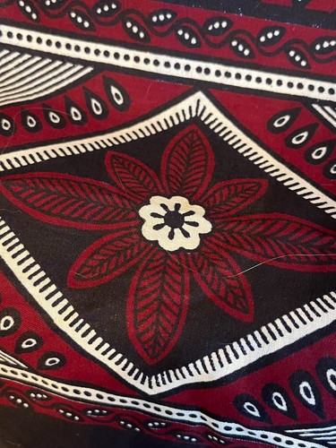 45 x 62" Batique Like Tablecloth White Black Cranberry- Hearts, Valentines - 第 3/5 張圖片