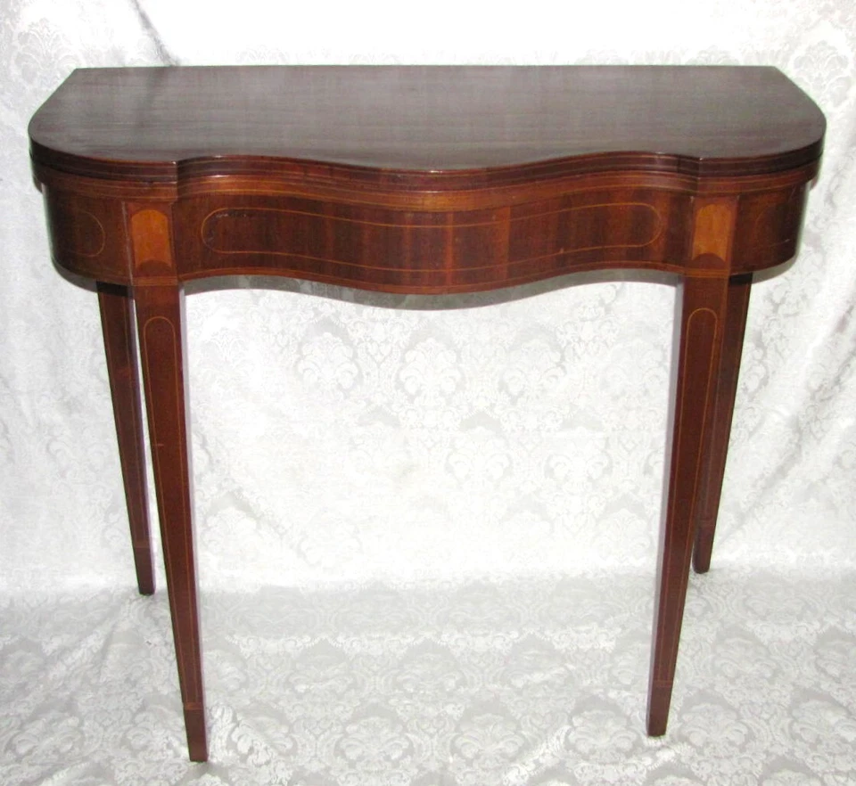 Antigua mesa de tarjetas federal americana de caoba alrededor de 1800 Foto 2 de 4