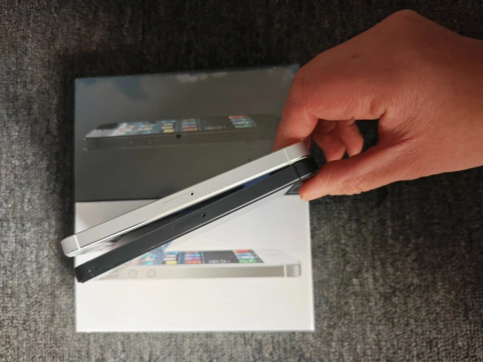 Original Apple iPhone 5 16GB - 4.0" 8MP Unlocked white black IOS 6 sealed - Image 4 of 4