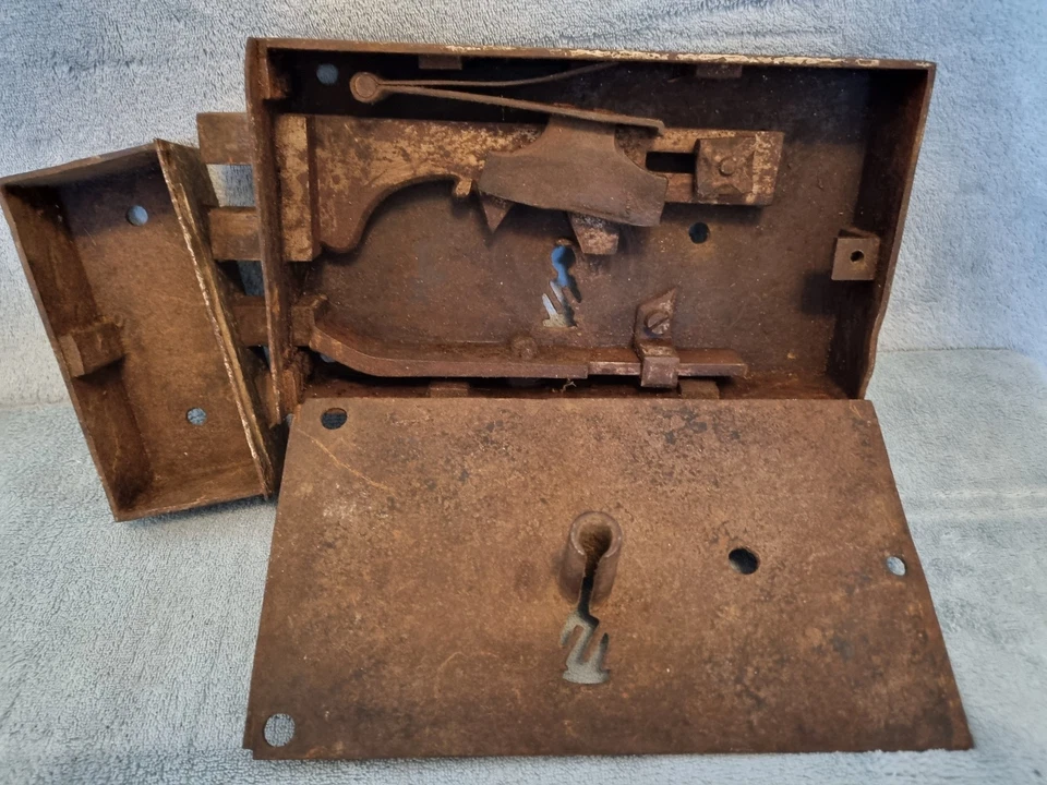 Grande Serrure Ancienne de Chateau Fer Forgé et sa gâche, pêne triple, sans clé. - Photo 4/4