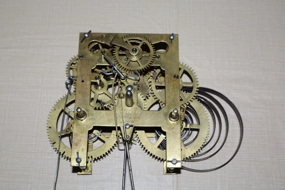 Antiguo movimiento reloj Waterbury (30 horas) Foto 3 de 4