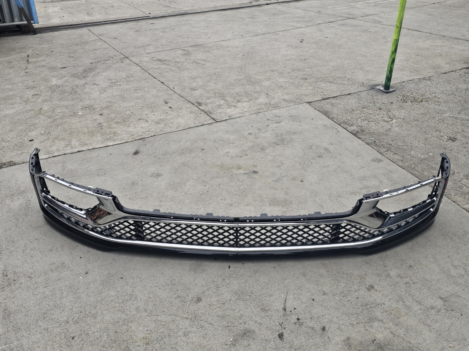 2020-2023 BENTLEY FLYING SPUR FRONT BUMPER W/LOWER GRILLS OEM USED (NO SHIPPING)
