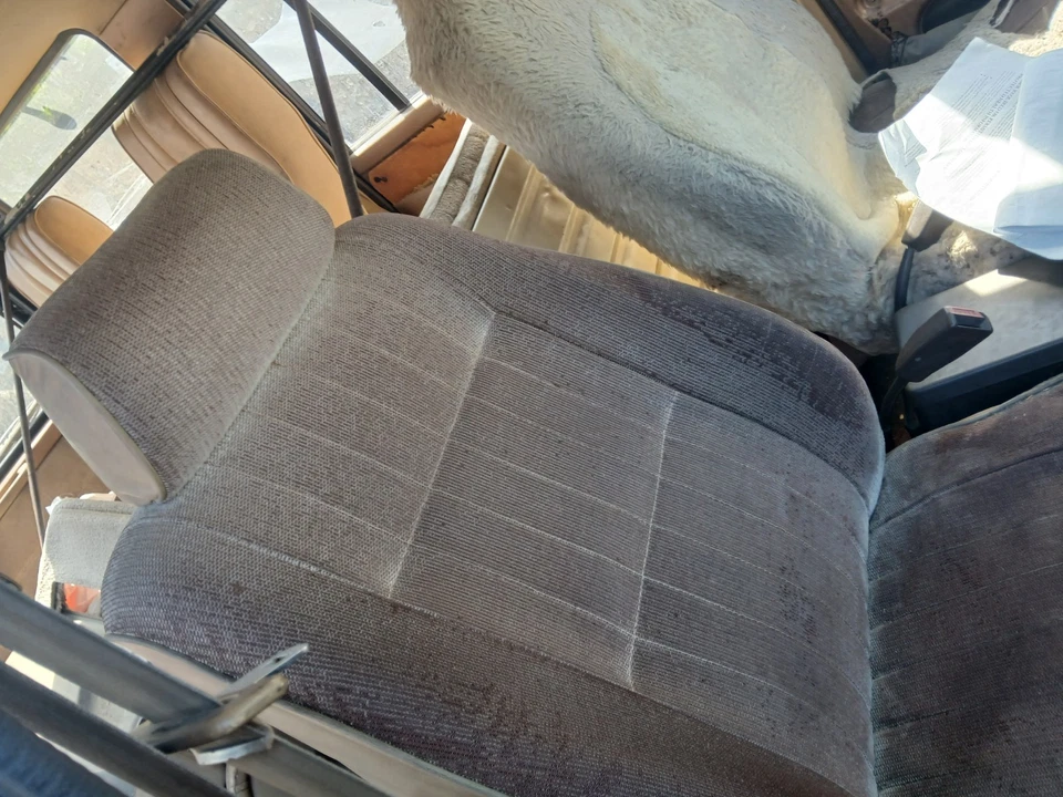 1986 Isuzu Trooper 4 DOOR brown cloth Right front Seat FLAWS - Image 3 of 4