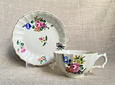 Antike um 1770 Worcester erste Periode kannelierte Teetasse & Untertasse Blumen Goldrand