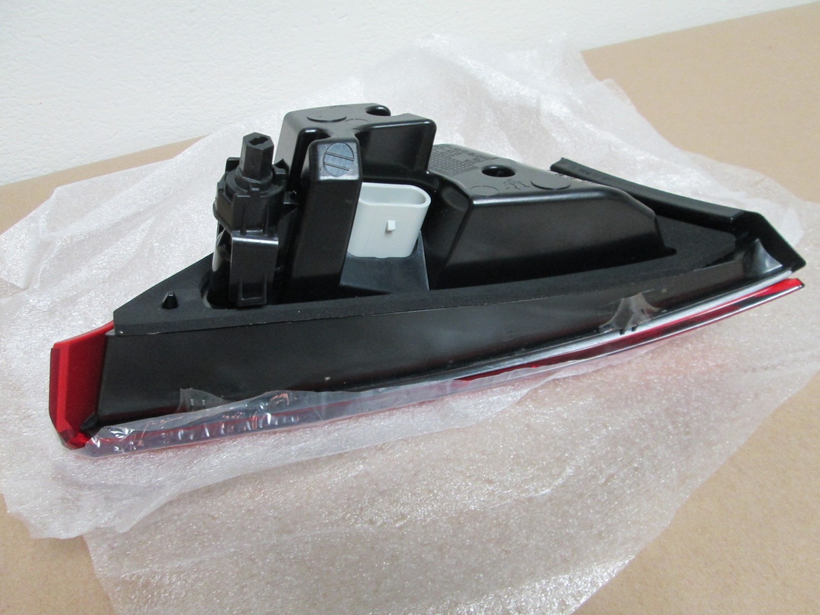 Maserati Quattroporte - RH Rear Tail / Brake / Light - NEW - # 670001630