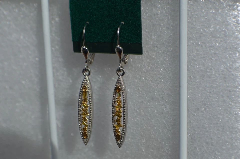 Pendientes colgantes de platino sobre plata fina con cierre de palanca de diamantes amarillos de 0,20 quilates ~ Bonitos Foto 3 de 4