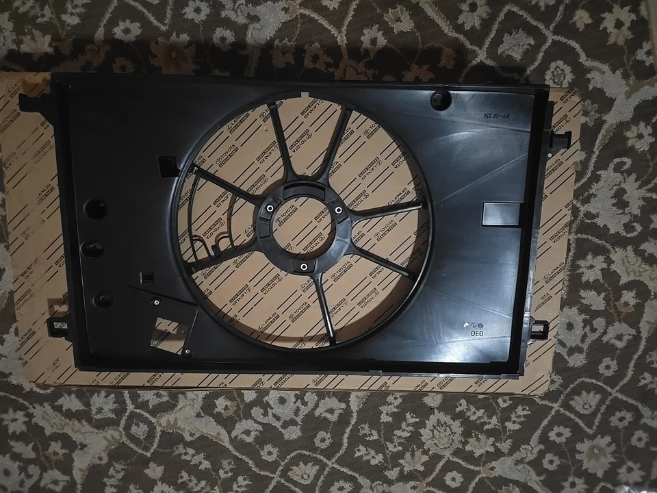 Toyota Corolla Cross 2023 2,0 L cubierta 16711-F2140 OEM NUEVO Foto 2 de 3