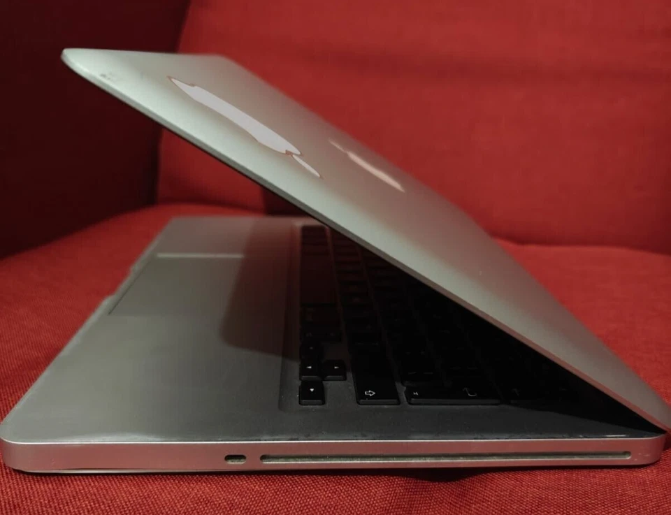 Apple MacBook Pro 13 in. 2.4GHz Dual Core 4GB RAM 250GB HDD Mid 2010 - Silver - Image 2 of 4