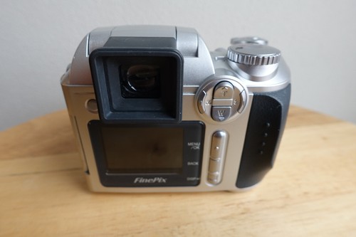 Fujifilm FinePix S3000 3.2MP Digital Camera w/ CCD sensor, 6x optical F2.8 lens - Picture 6 of 12