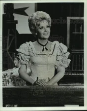 Press Photo Norma Zimmer, Entertainer on Set - sap35448