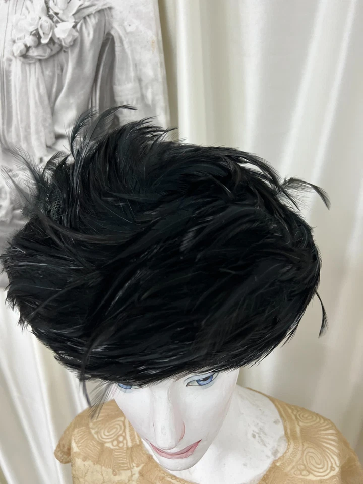 Sombrero negro vintage con una pluma. Estados Unidos, años 50. Foto 4 de 4