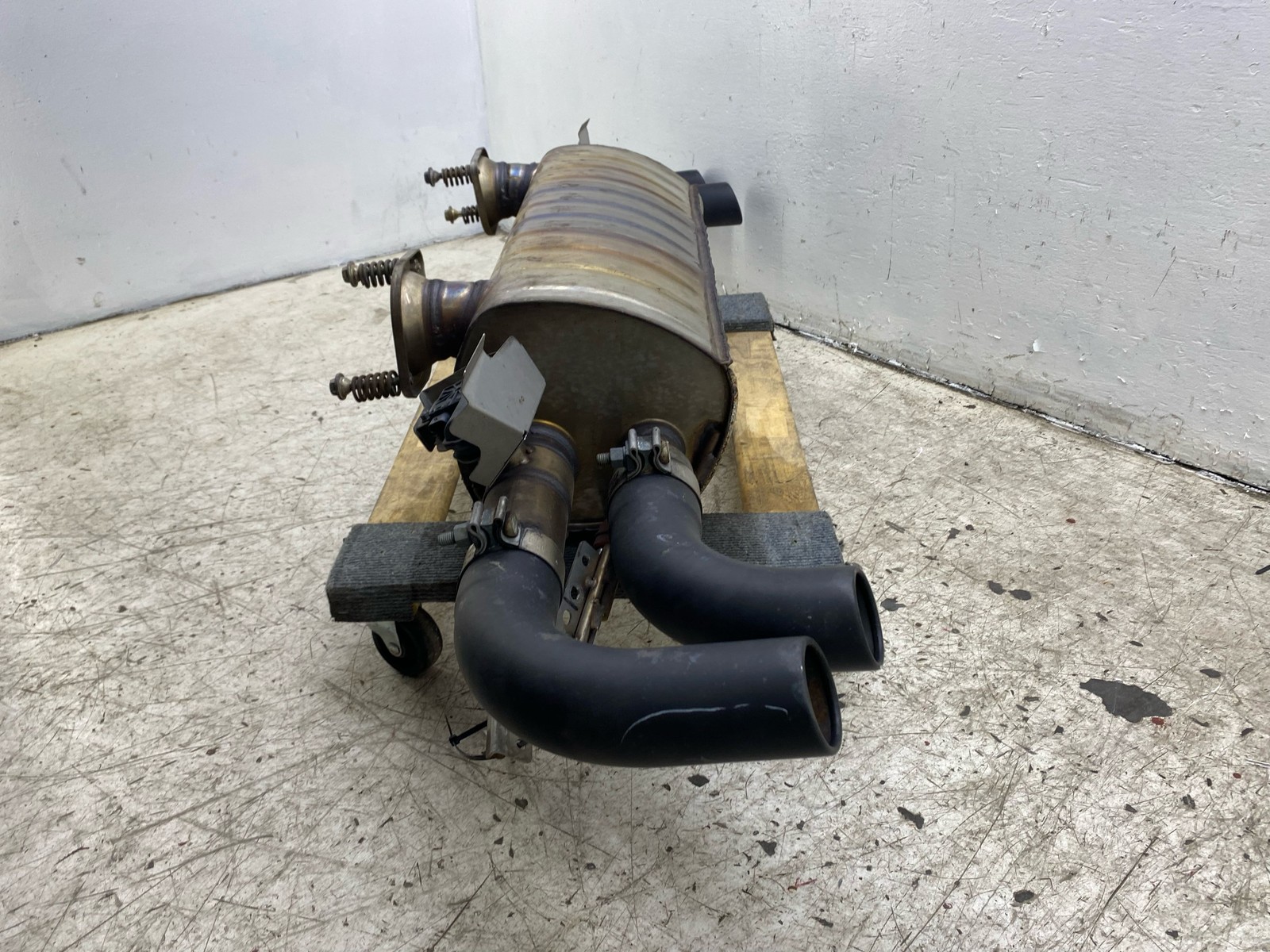 2019 2020 2021 2022 2023 ASTON MARTIN VANTAGE 4.0L RWD REAR EXHUAST MUFFLER PIPE