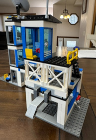 Lego 60141 City Police Station - Complete with minifigs & Instructions