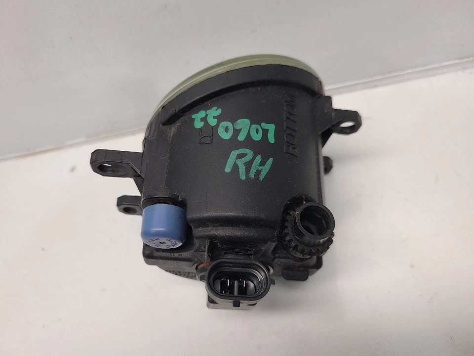 Faro antiniebla derecho pasajero Toyota Rav4 2006-11 Foto 3 de 4