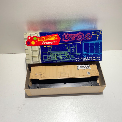 Coche de carga Roundhouse MDC #1828 escala HO SLSF Frisco #700268 50' plano construido en caja | Zustand: Used