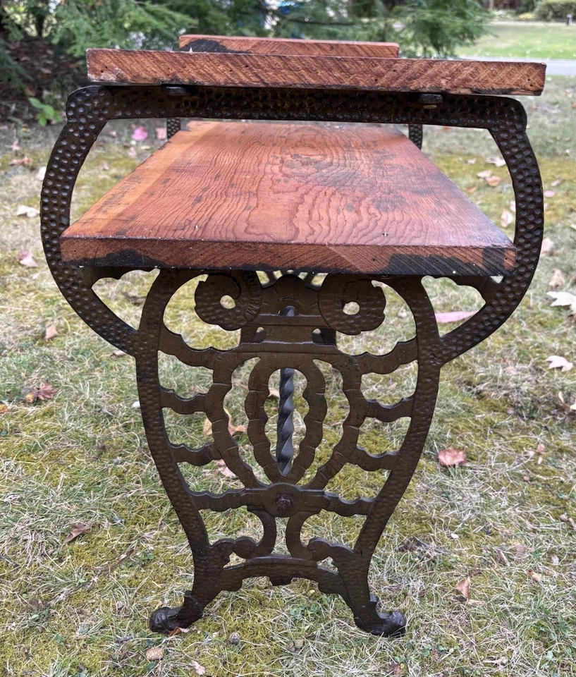 Banco de ventana de tocador de hierro dorado martillado Art Deco de la década de 1930 con brazos Art Specialty Co Foto 3 de 4