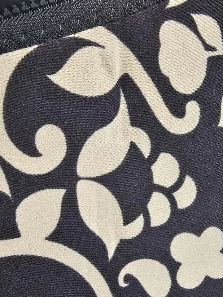 Funda de neopreno para computadora portátil Built NY French Bull 13-15" diseño floral negro blanco Foto 4 de 4