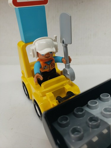 Lego Duplo 10930 Bulldozer Set Has 9 Pieces 1 MISSING THE BOULDER - Picture 4 of 4