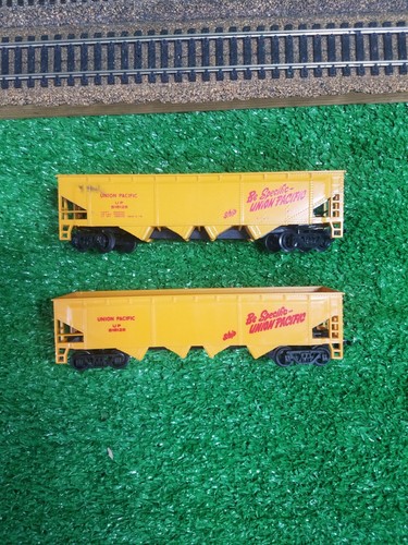 (2) Bachmann HO Union Pacific 4 Bay Hopper UP 518125 - Picture 9 of 10