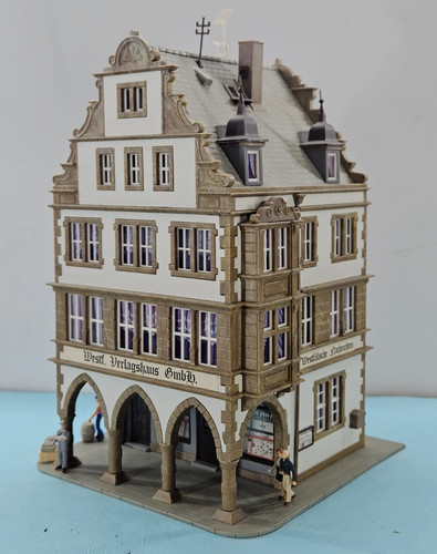 Modelo de colección Kibri escala HO CONSTRUIDO: editorial con figuras Preiser #B-8372 | Condition: Used